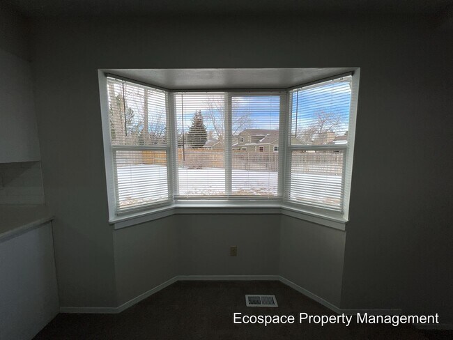 Building Photo - Four Bedroom House in the Smoky Hill neigh...