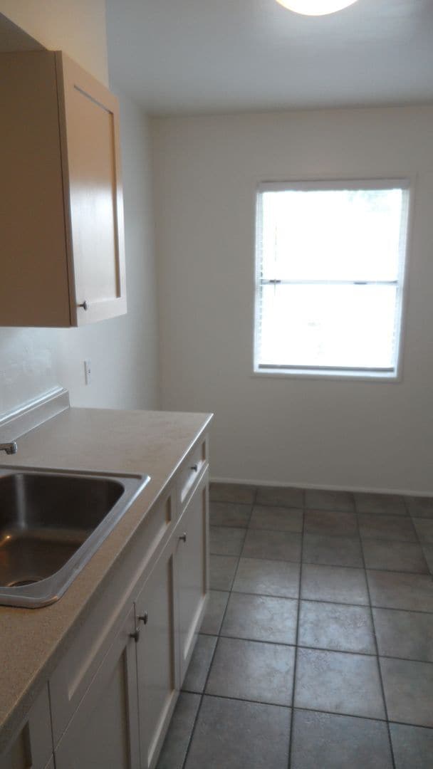 Building Photo - Parton 1521-1527