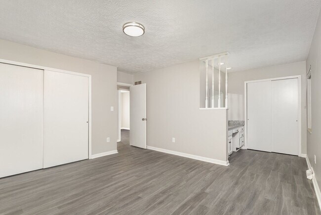 Building Photo - 4600-4606 Glenway Ave