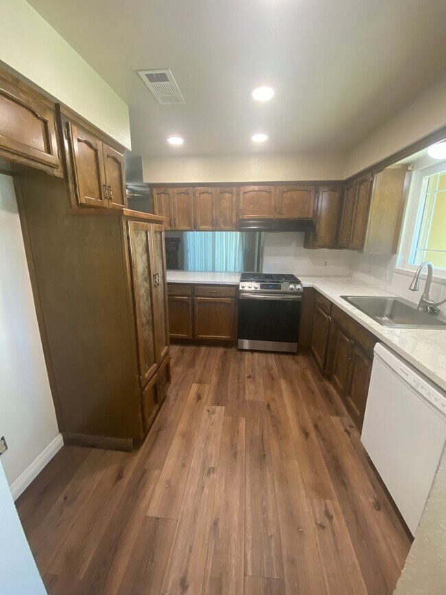 Building Photo - Spacious home in Northeast Hanford, central air, quiet cul-de-sac lot!