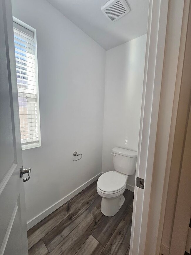 Building Photo - Newer 3 Bedroom Home