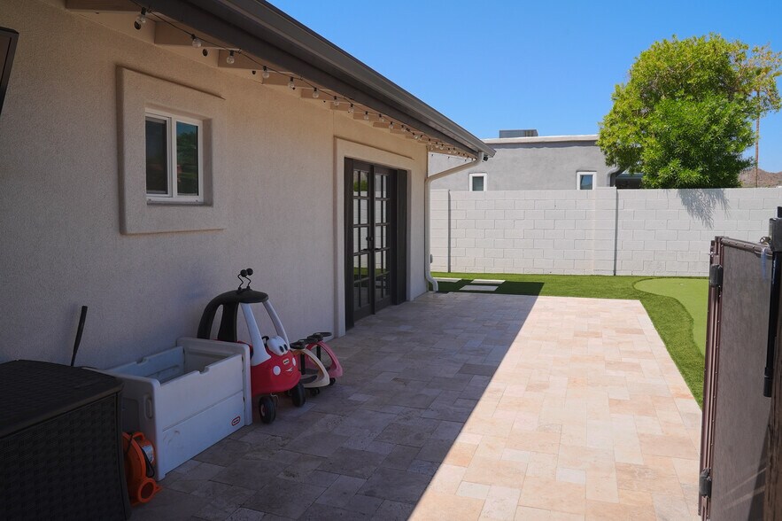 Building Photo - 2526 E Mercer Ln