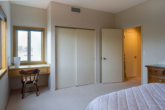 Building Photo - CDA NORTH CONDO - JUST LISTED ONE BEDROOM CONDO!