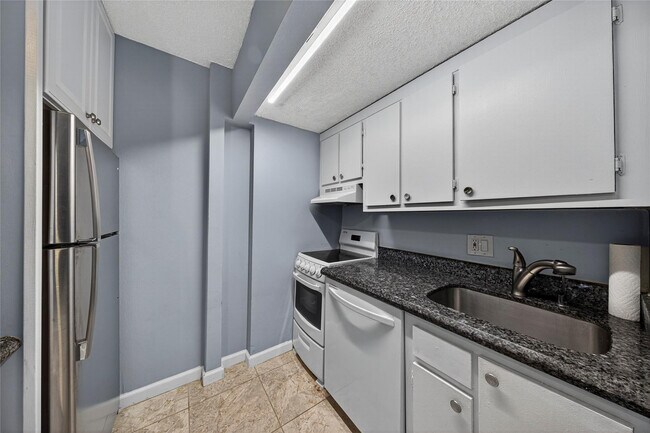 Building Photo - 209 N Fort Lauderdale Beach Blvd