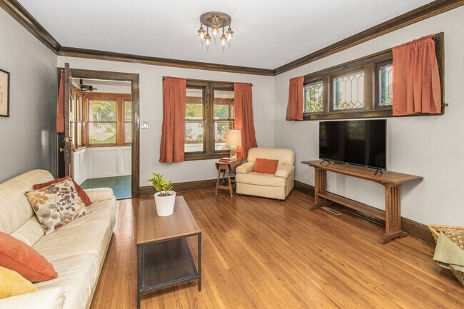 Building Photo - Wonderful 2 Bedroomed House in the heart o...