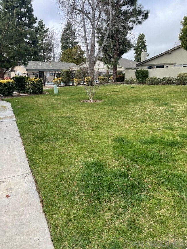 Building Photo - 608 Persimmon Way