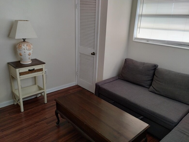 Building Photo - 401 Monroe Ave