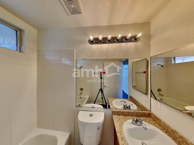 Building Photo - 8100 Kentshire Dr