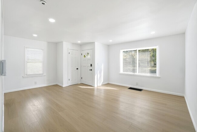Building Photo - 509 N Rosedale Ave