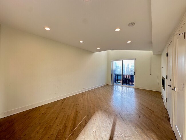 Building Photo - 949 W Grace St