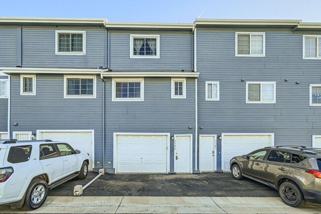 Building Photo - Modern 2-Bed Townhouse with Private En-Suites, Parking for 3 Cars  & Community Amenities