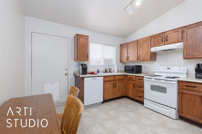 Building Photo - Short term fully furnished 3-bedroom 2 bat...