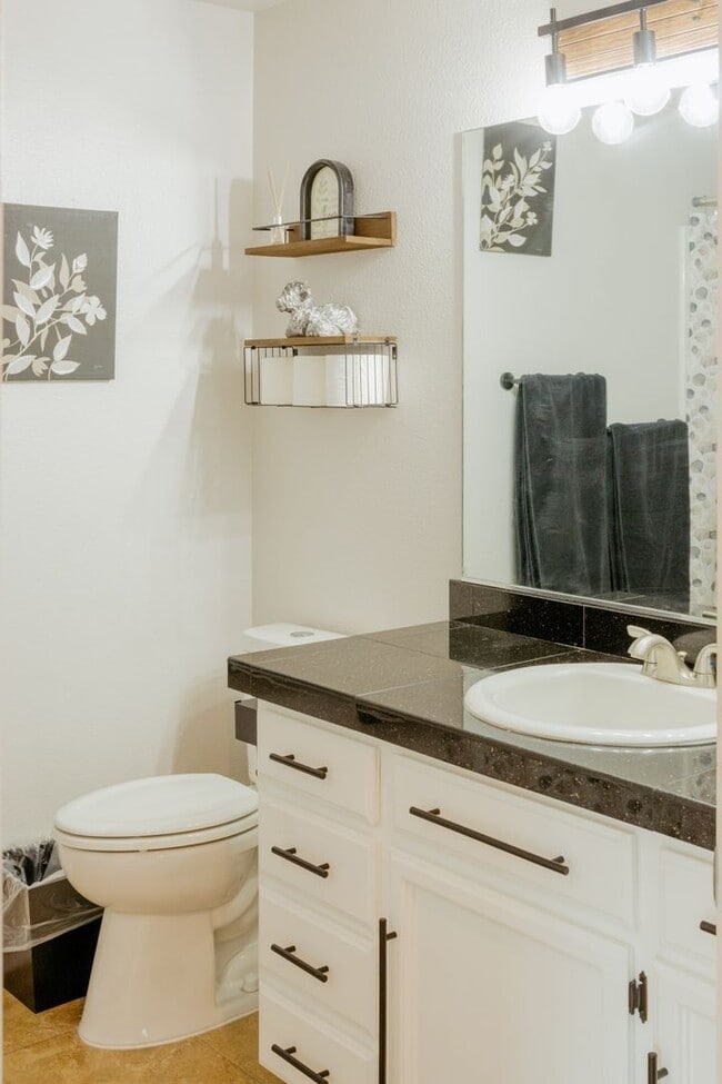 Building Photo - 509 Chelan Ave