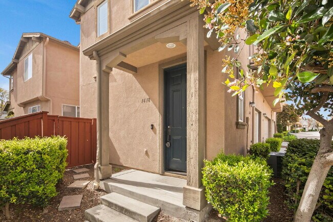 Building Photo - Stunning Corner Unit with Mountain Views & Prime Location!