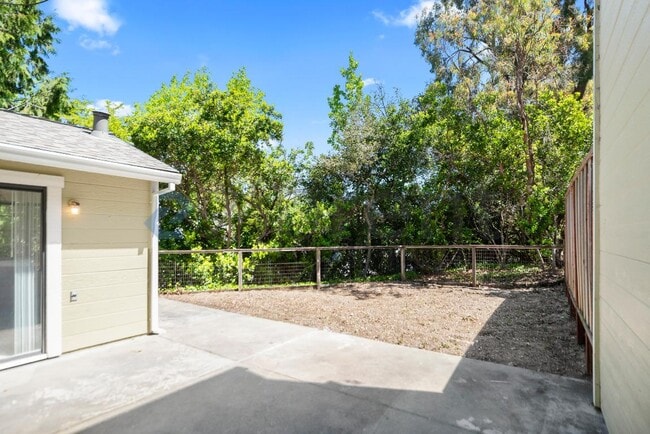 Building Photo - 1225 Oak Hill Ct