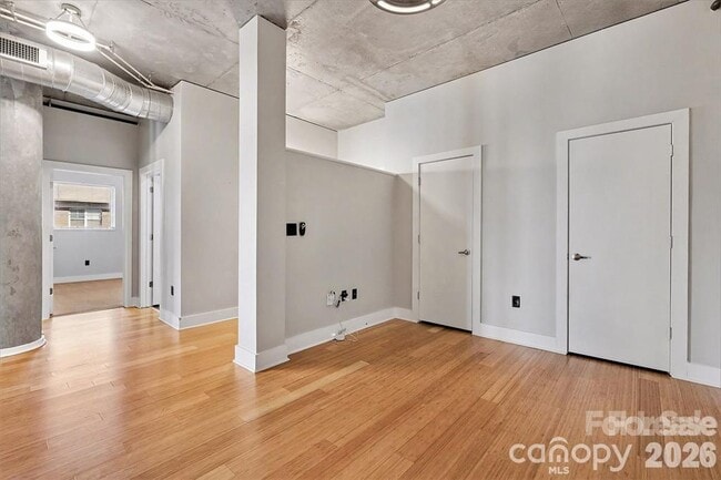 Building Photo - 505 E 6th St