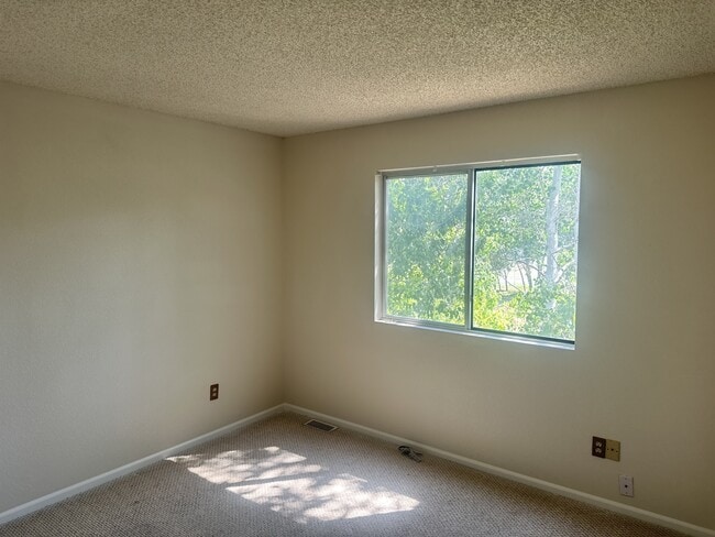 Building Photo - 11042 Alcott Dr