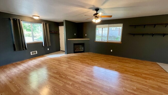 Building Photo - Large 2 Bedroom 2.5 Bath Home With Fenced Yard & Wrap Around Deck in Clearwood Community! Lake, T...