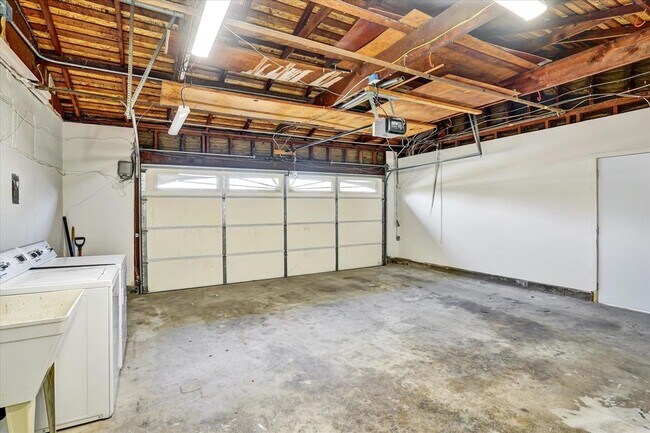 Building Photo - 1966 Westover Dr