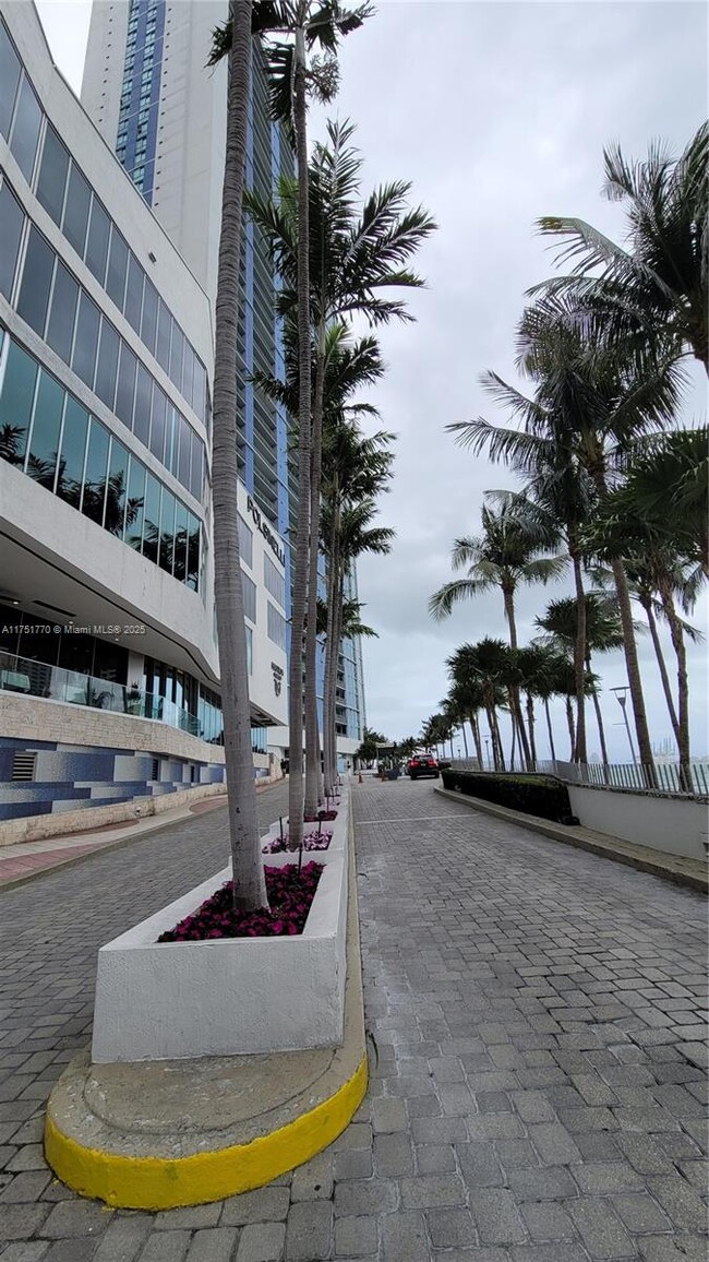 Building Photo - 325 S Biscayne Blvd