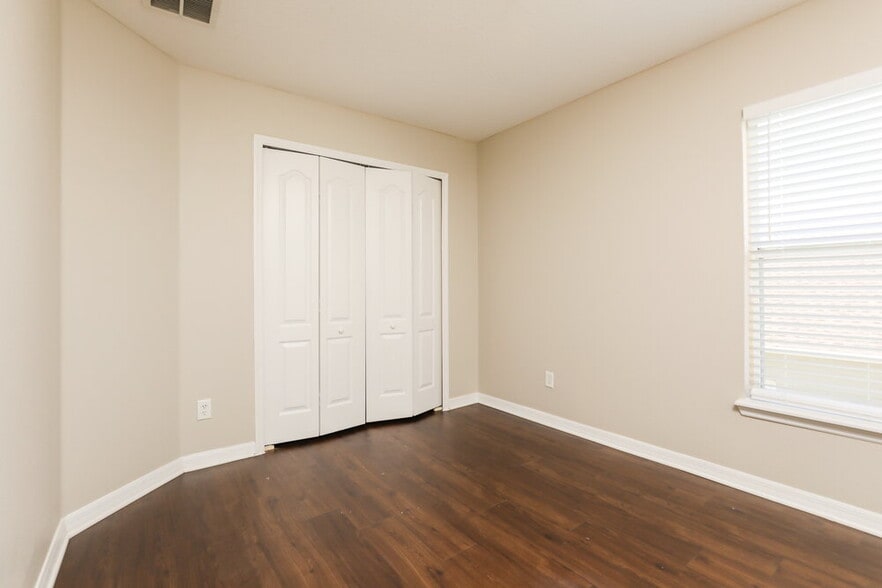 Building Photo - 2101 Woodsedge Dr