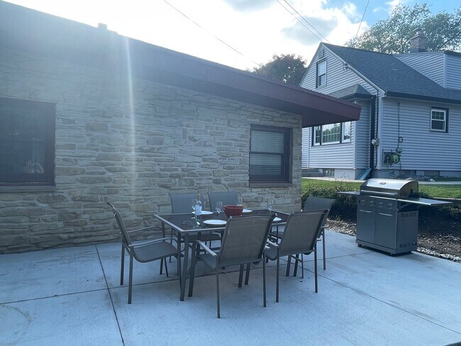 Building Photo - 506 N 91st St