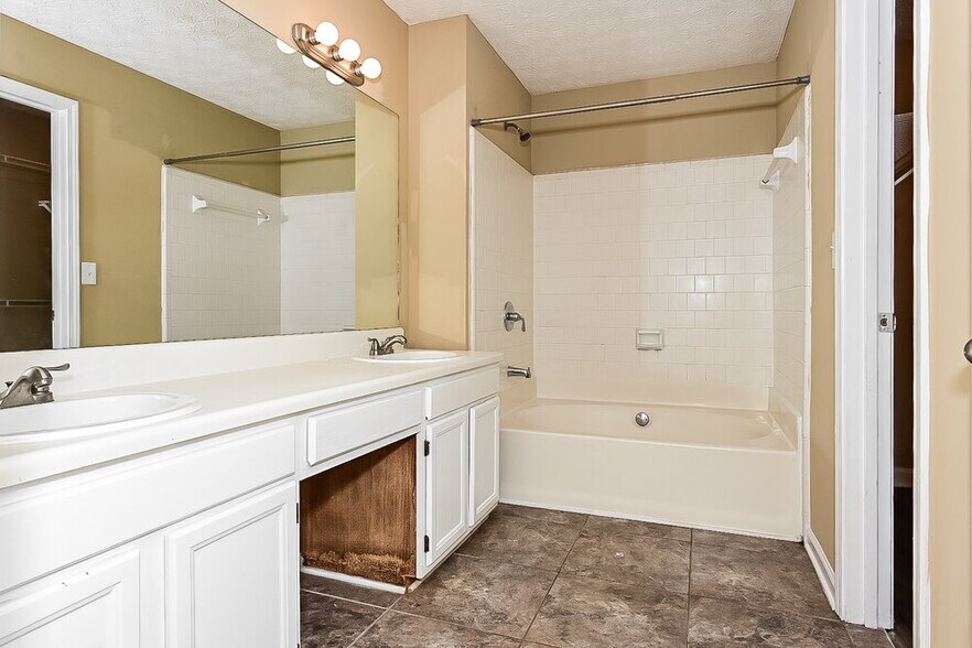 Building Photo - 1341 Birdsong Ln