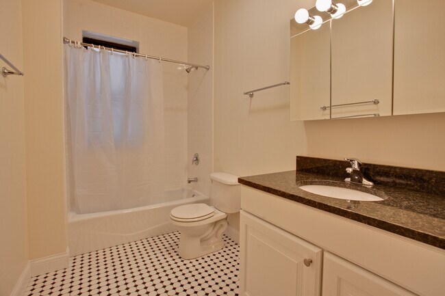 Building Photo - 5419 S Hyde Park Blvd