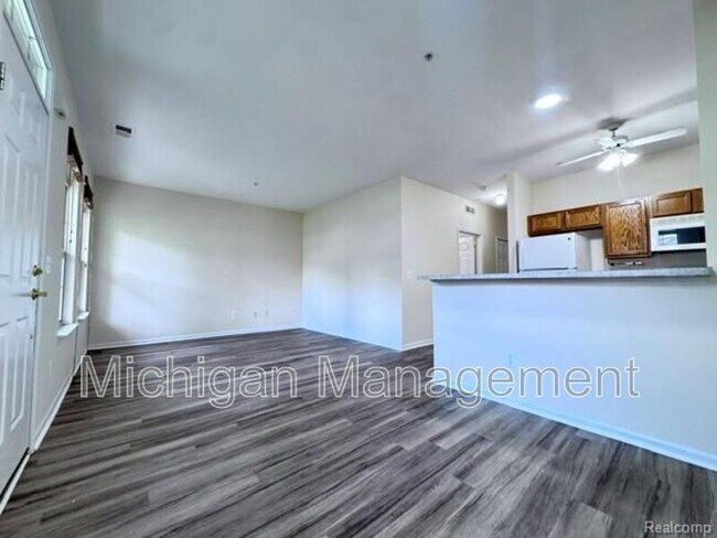 Building Photo - 488 Village Dr