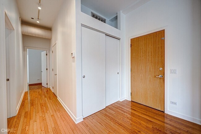 Building Photo - 333 W Hubbard St