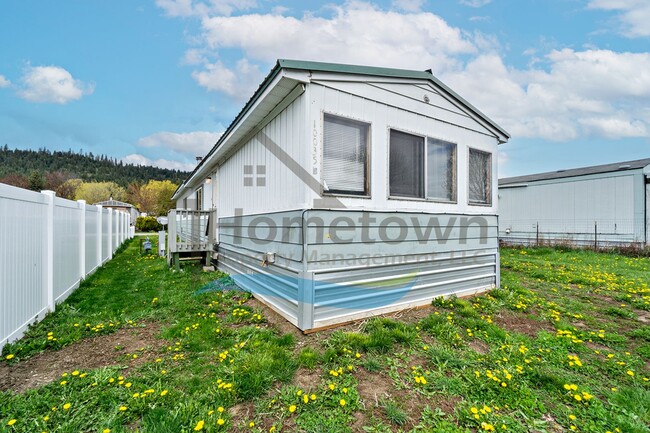 Building Photo - 2 Bedroom 2 Bath Home with Off-Street Park...