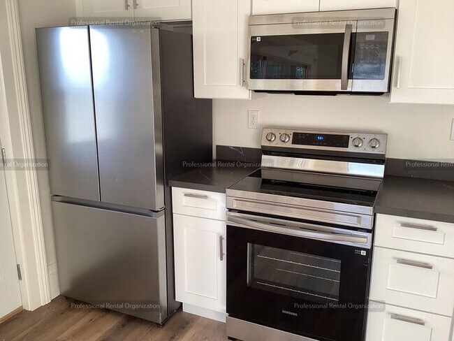 Building Photo - A price and views that can't be beat- Upper Flat with deck & expansive Vineyard and Sunset views