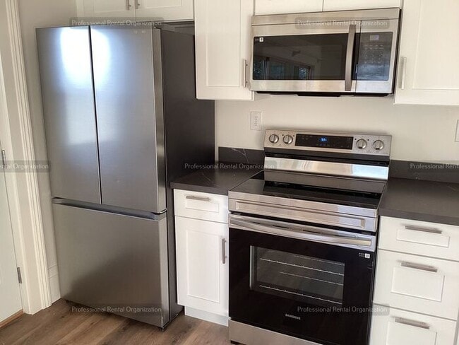 Building Photo - Upper Carriage house Flat with deck & expansive Vineyard and Sunset views