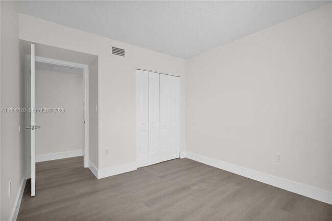 Building Photo - 9715 Fontainebleau Blvd