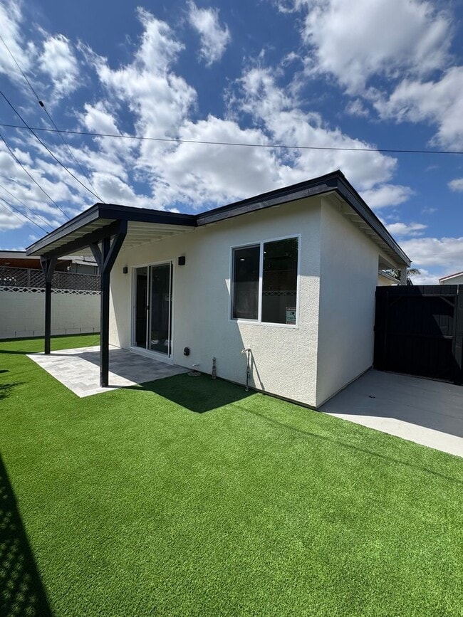 Building Photo - 1005 N Grand St