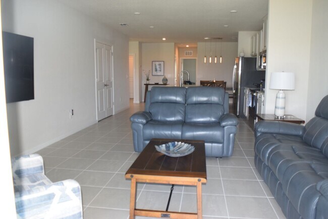 Building Photo - Stunning and elegant fully furnished 3/2/2 villa with Pool, hot tub & Lake views