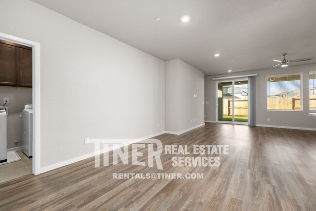 Building Photo - 4224 Roanne Wy