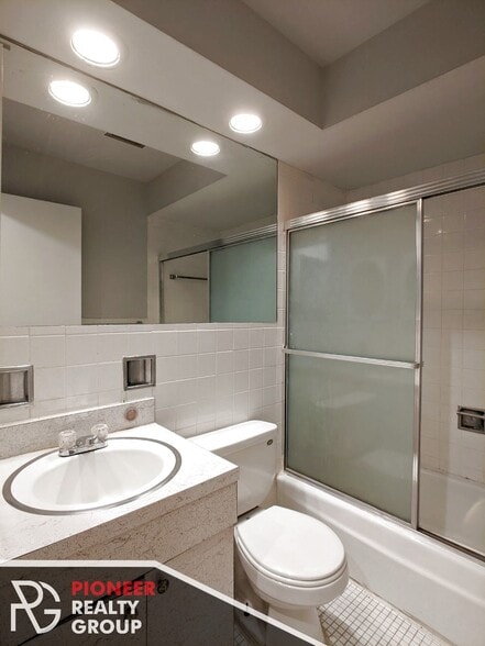 Building Photo - 502 W Briar Pl