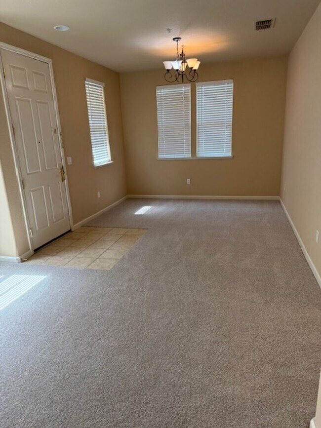 Building Photo - Gorgeous Natomas Condo