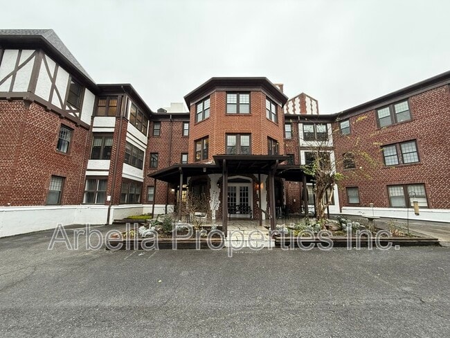 Building Photo - 701 W Locust St