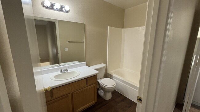 Building Photo - Move in Ready 3 bedroom 2.5 Bath Townhome