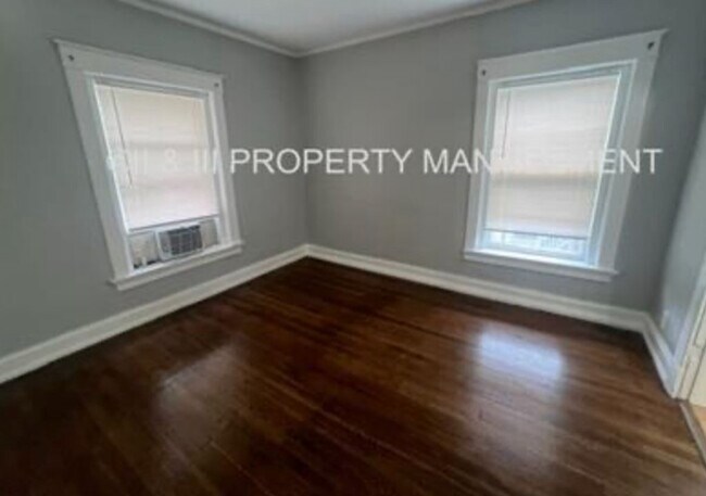 Building Photo - 215 W 37th St