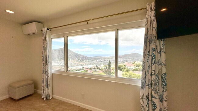 Building Photo - Fully Furnished 4 BD/3 BA Home in Mariner's Ridge!! Includes 1 Garage PRKG, W/D, Sep. Studio, & G...