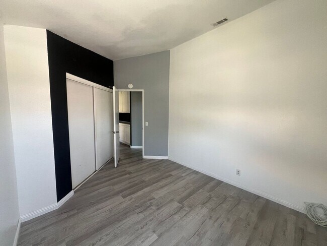 Building Photo - Welcome Home in the Desirable Orangecrest Community!