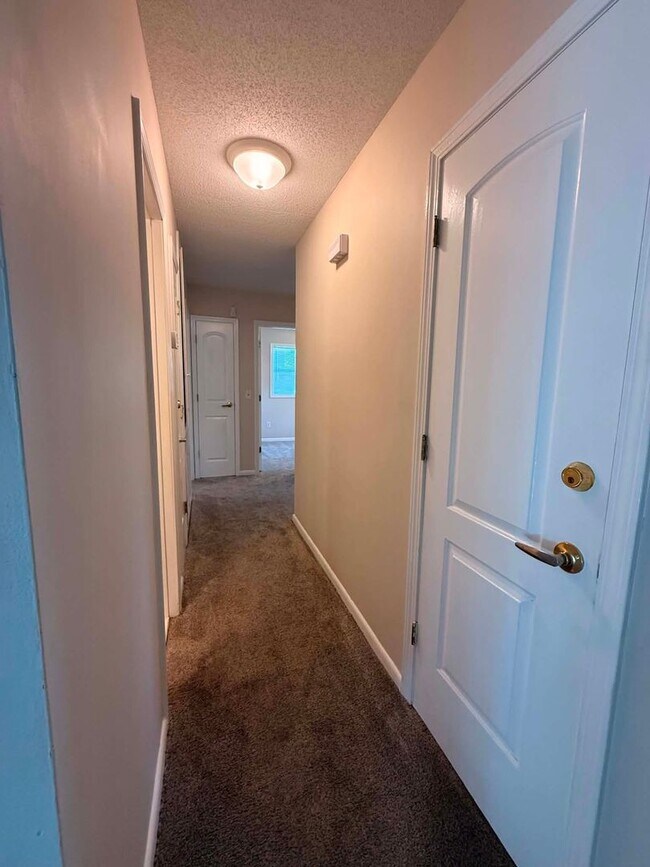 Building Photo - 104 Yellowleaf Dr