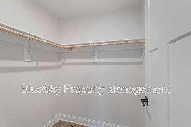 Building Photo - 112 4th St NE
