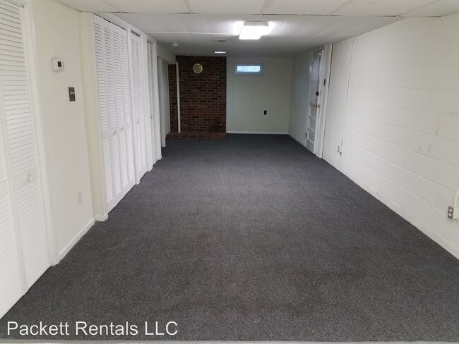 Building Photo - 627 Della St