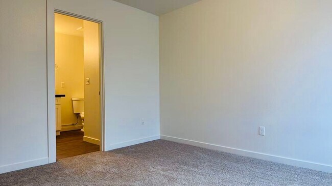 Building Photo - 4 bedroom duplex