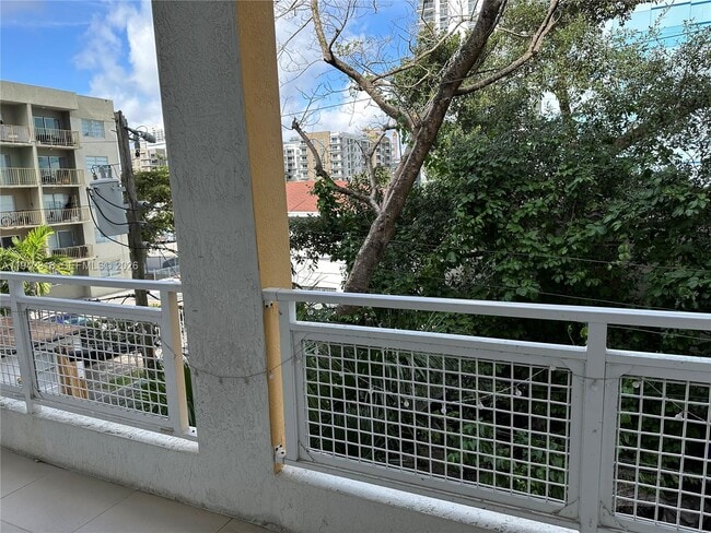 Building Photo - 471 NE 25th St