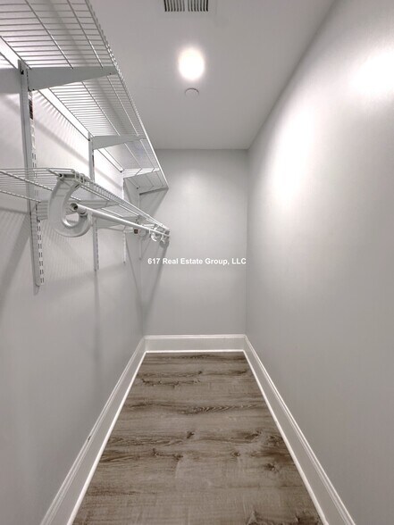 Building Photo - 120 Kenrick St